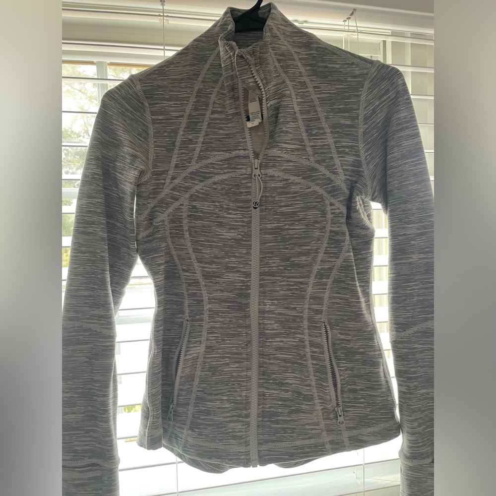 Lululemon zip up jacket size 4